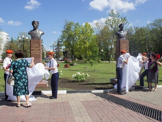 В Белгороде открыли памятники Героям-десантникам