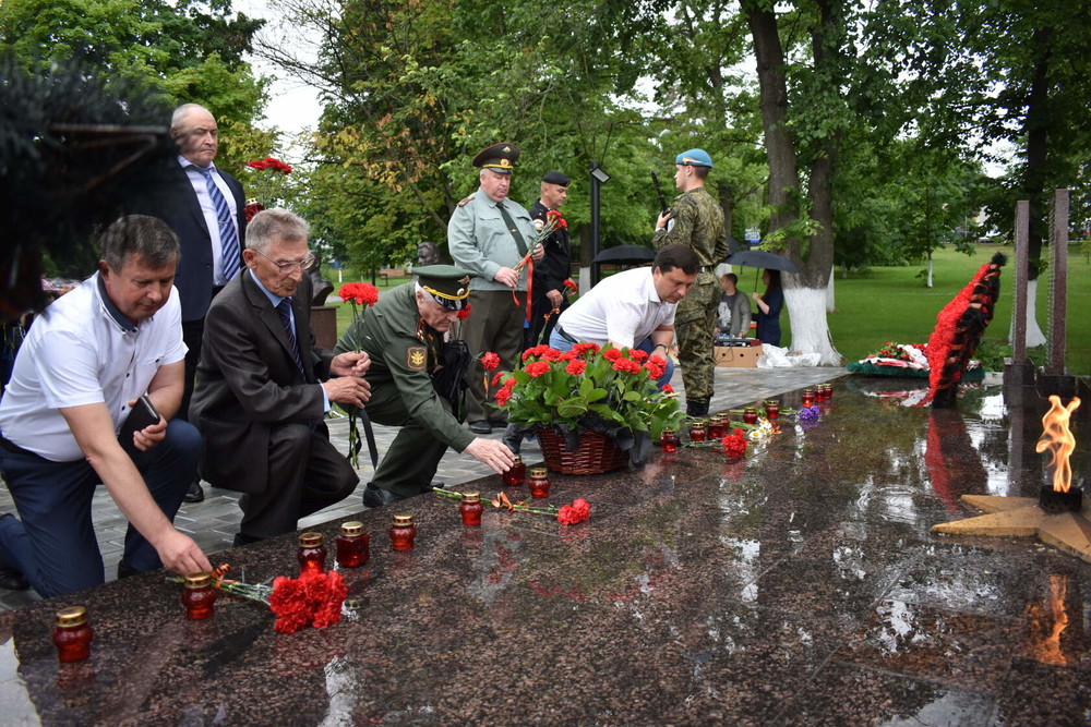 Сотрудники корочанской больницы возложили цветы на братскую могилу