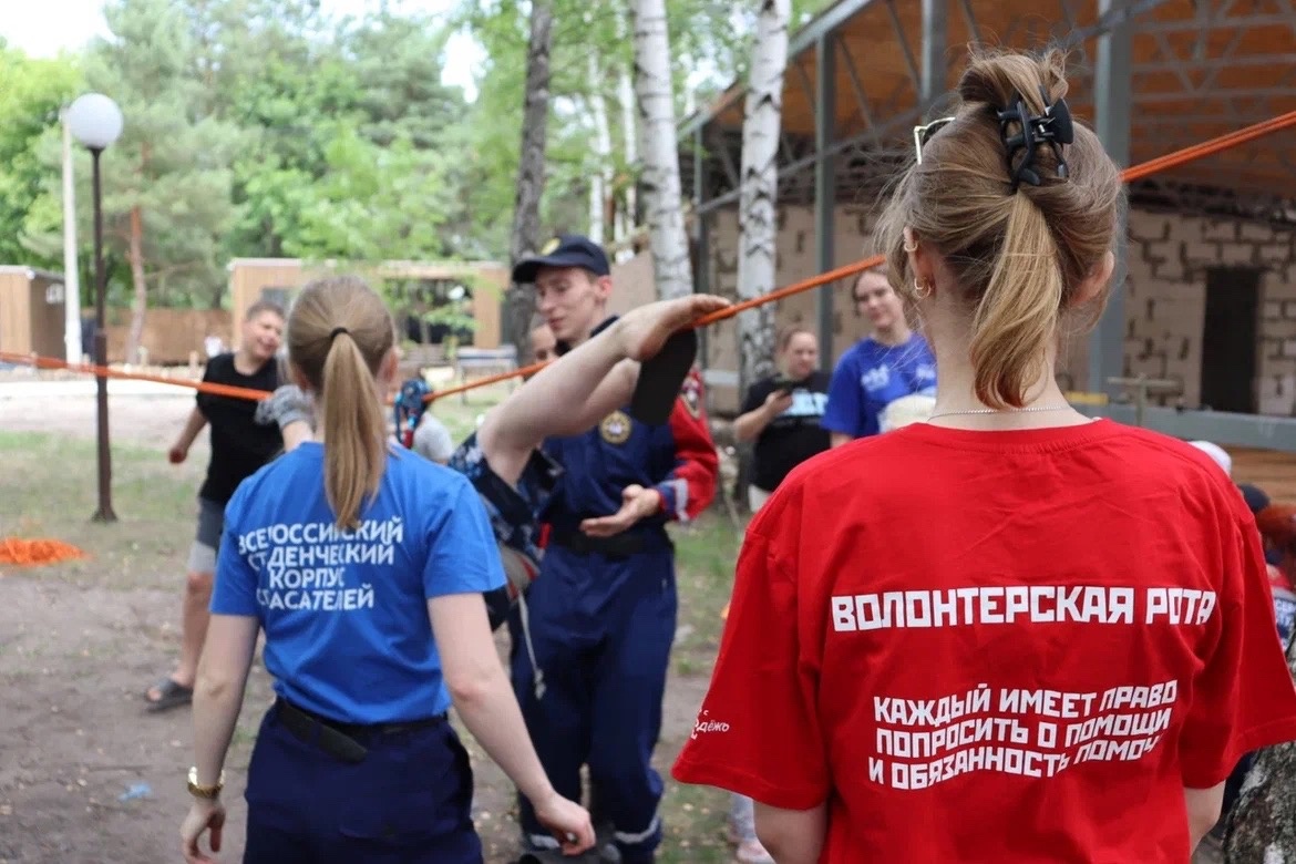 Волонтеры провели для детей в ПВР мастер-классы по пожарной безопасности и альпинизму