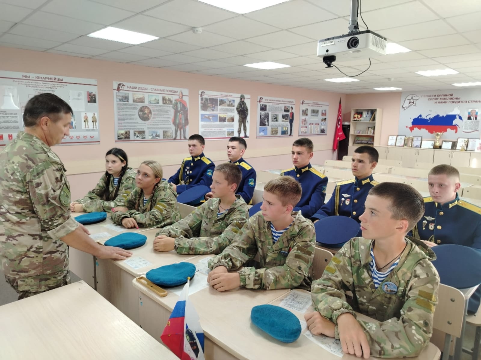 Ветеран Павел Козка рассказал курсантам об истории российского флага