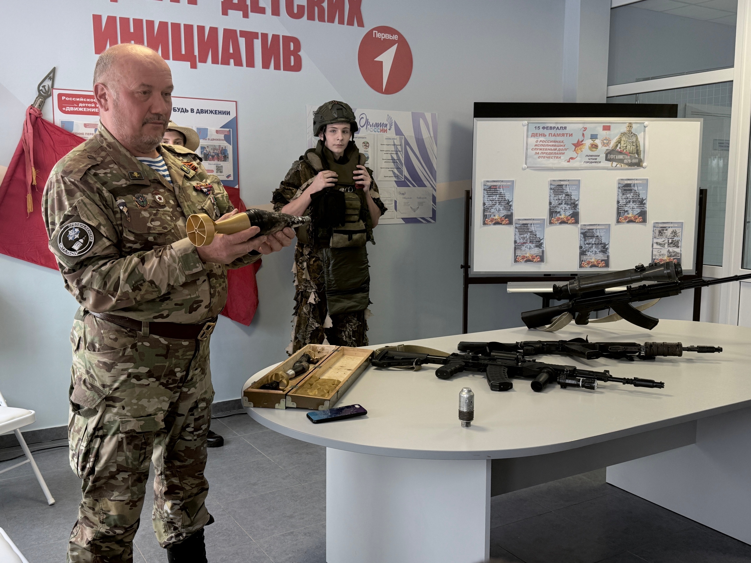 Ветеран Анатолий Мильшин провел встречу с учениками Крюковской СОШ