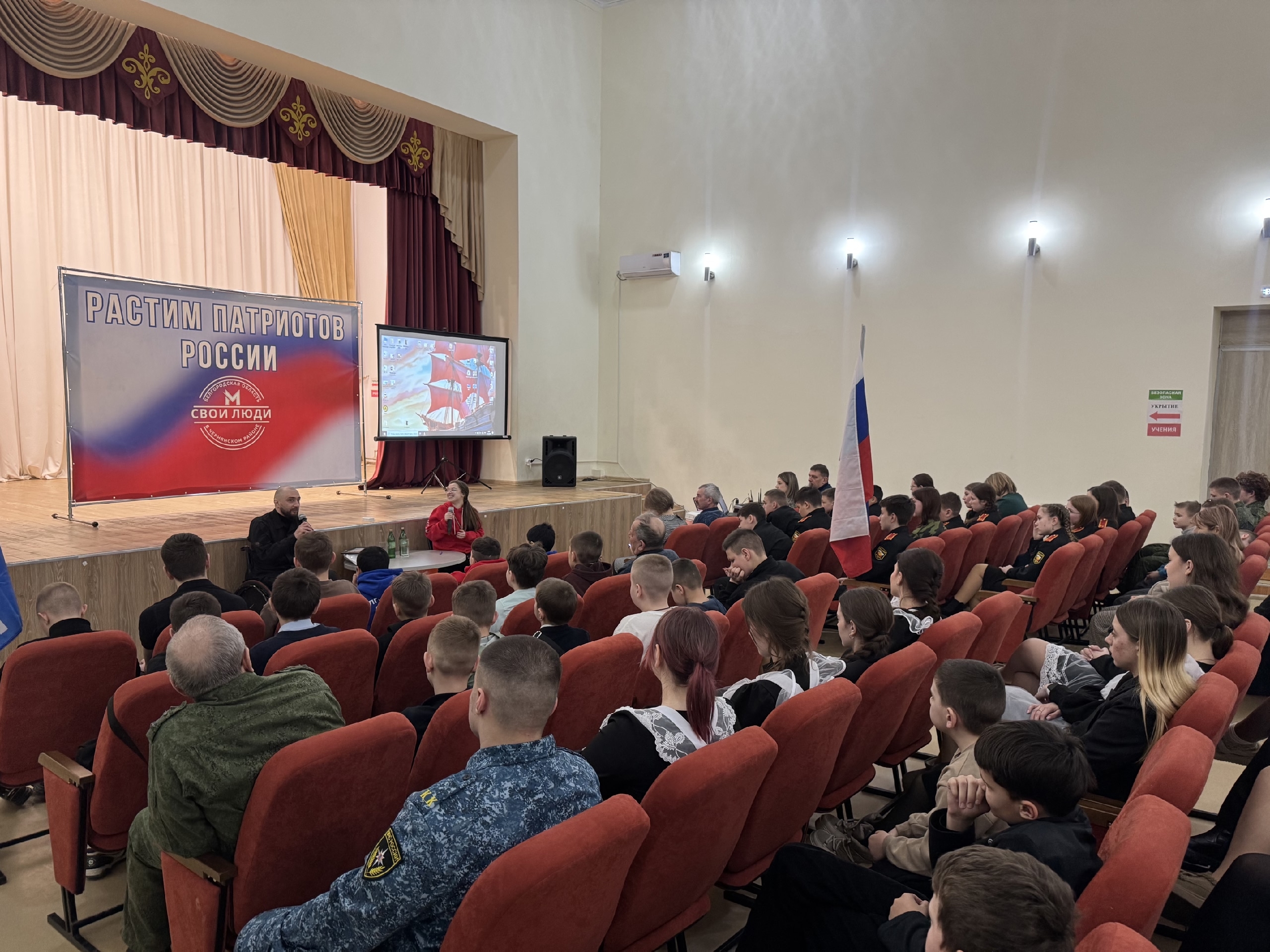 Вячеслав Воробьев встретился с молодежью Чернянского округа