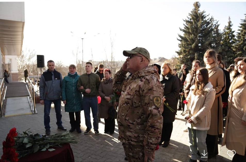 В церемонии открытия мемориальной доски участнику СВО Максиму Соснину участвовал ветеран 