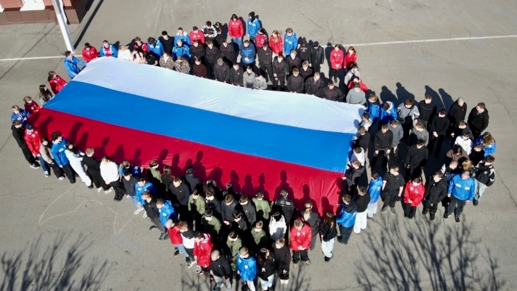 В день Дня воссоединения Крыма и Севастополя с Россией белгородские волонтеры провели патриотический флешмоб 