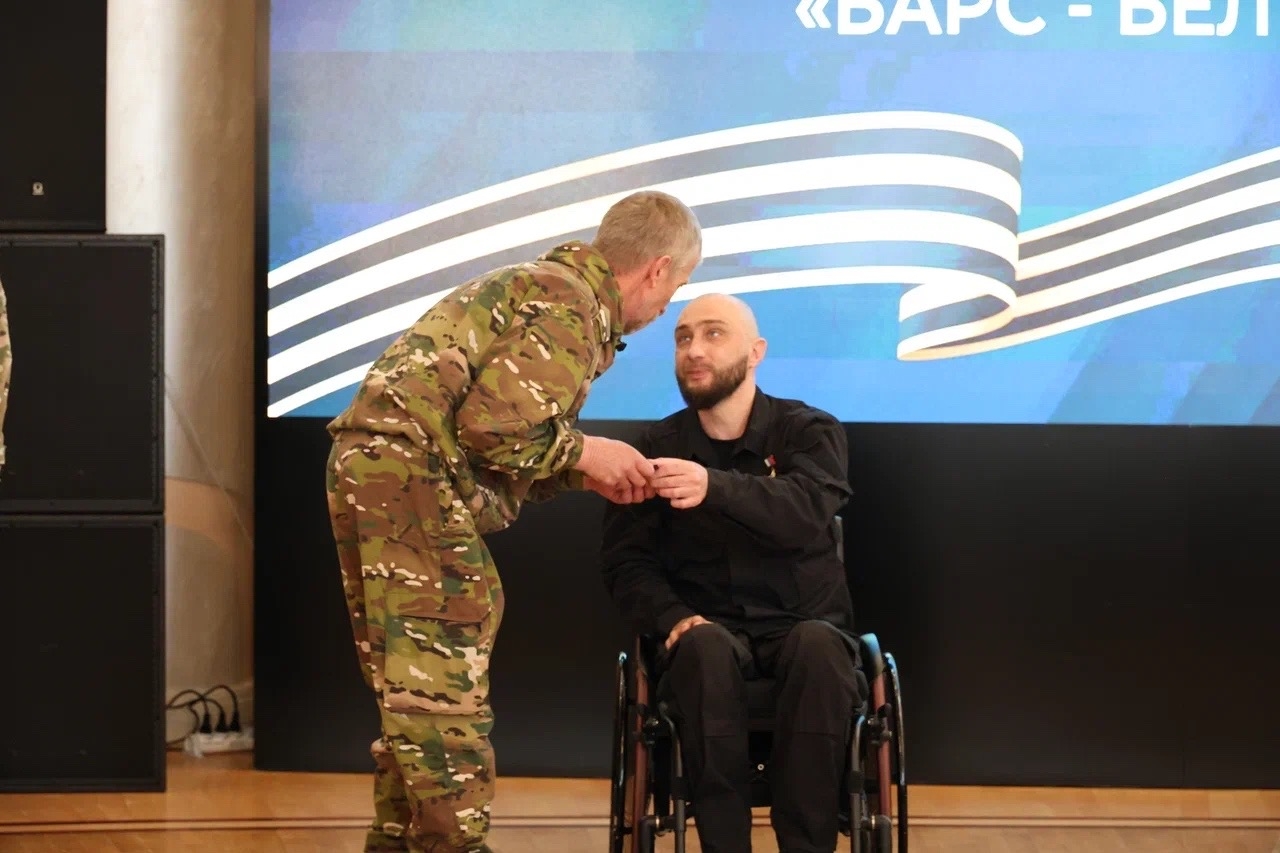 Герой России Вячеслав Воробьев вручил медали 