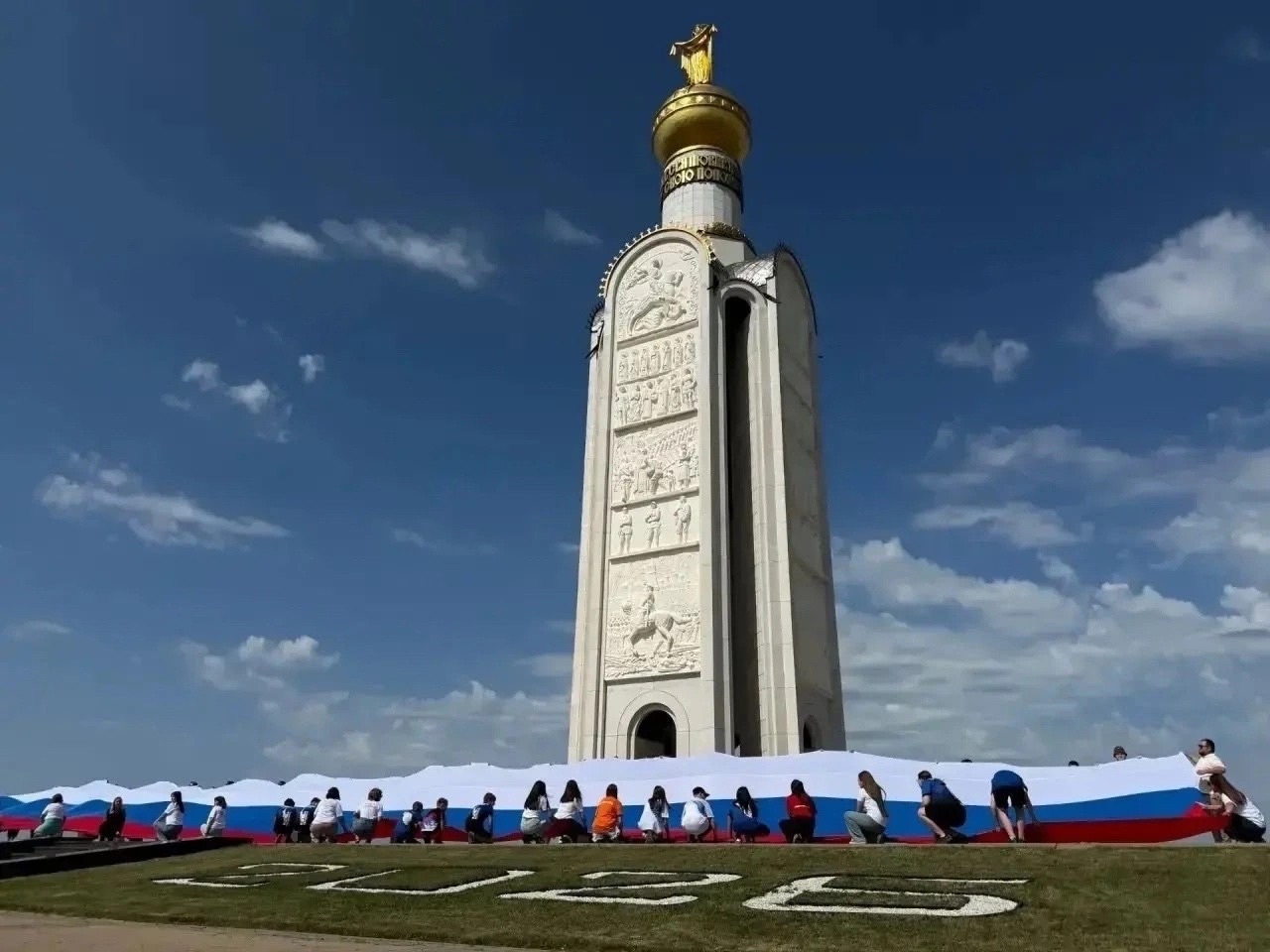 Активисты «Волонтерской роты «БОЕВОГО БРАТСТВА» вручили ленточки-триколоры в Белгороде