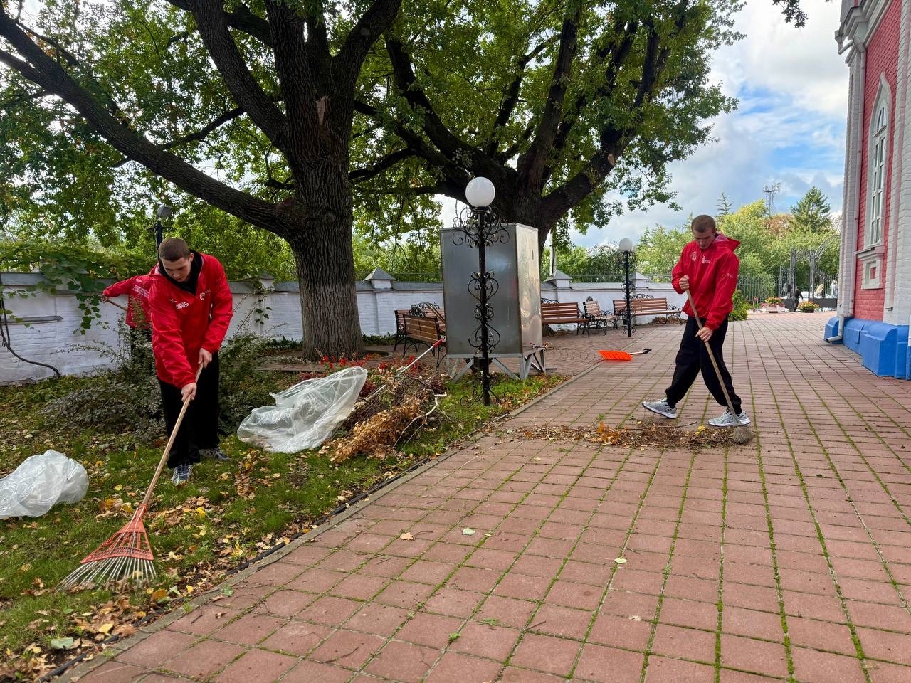 Накануне престольного праздника белгородские волонтеры навели порядок на территории храма