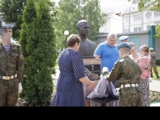 Гранитовцы участвовали в торжественном открытии бюста героя России Александра Ананичева