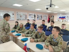 Ветеран Павел Козка рассказал курсантам об истории российского флага
