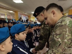 Роман Вербицкий вручил значки юным кадетам