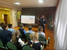 Ветеран Анатолий Мильшин провел патриотический час для хотмыжских школьников