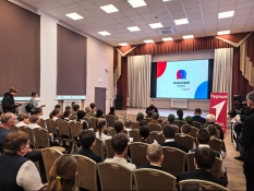 Герой России Вячеслав Воробьёв встретился с учениками Хохловской школы