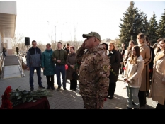 В церемонии открытия мемориальной доски участнику СВО Максиму Соснину участвовал ветеран 