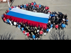 В день Дня воссоединения Крыма и Севастополя с Россией белгородские волонтеры провели патриотический флешмоб 