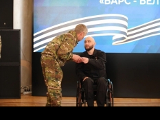 Герой России Вячеслав Воробьев вручил медали 