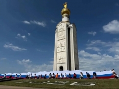 Активисты «Волонтерской роты «БОЕВОГО БРАТСТВА» вручили ленточки-триколоры в Белгороде