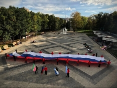 В Белгороде растянули 30-метровый российский триколор в годовщину воссоединения новых регионов с Россией
