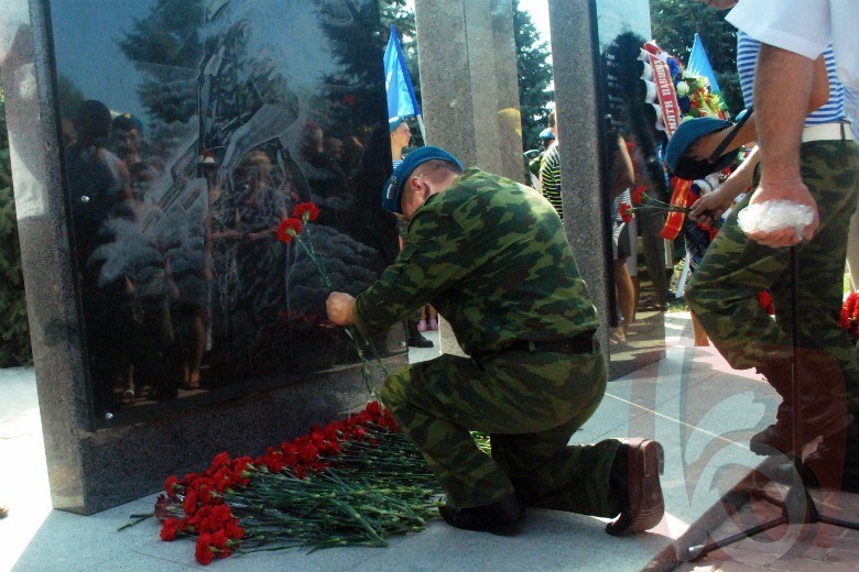 Открытие памятника, погибших в локальных воинах