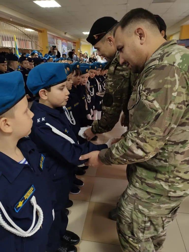 Роман Вербицкий вручил значки юным кадетам